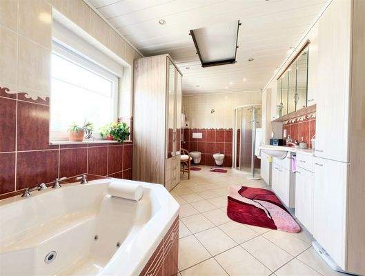 Tageslichtbad mit Wanne&Dusche