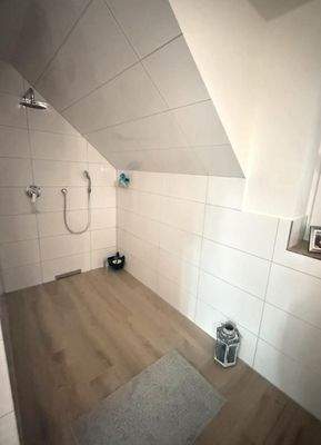 Große bodentiefe Dusche im Duschbad