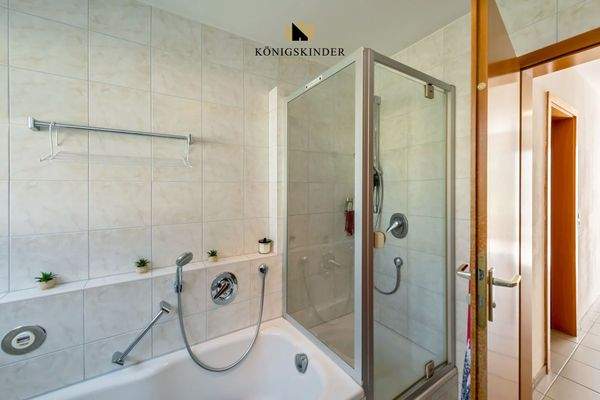 ...mit Wanne und Dusche