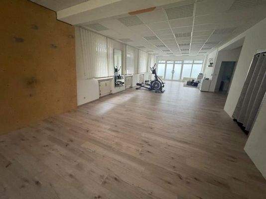 in Richtung Vordereingang