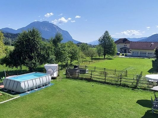 Pool mit dem großen Grundstück