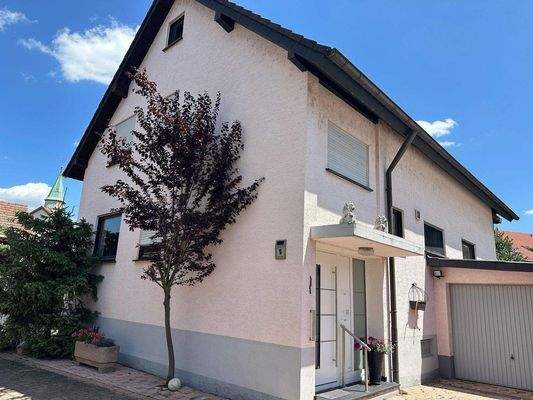 Hauseingang und Garage 1