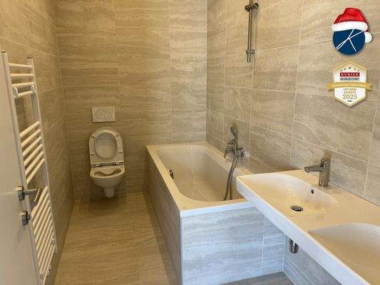 Tolles Bad mit Wanne