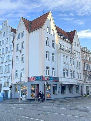 Außenansicht m. Eingang zur Gaststätte