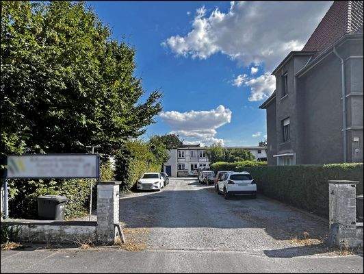 Breite Zufahrt  und ausreichend Platz für den Lieferverkehr etc.