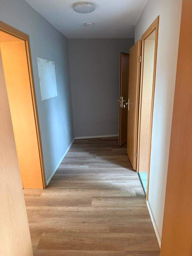Ruhige 2-Raum-Altbauwohnung mit großer Wohnküche, Einbauküche & Tageslichtbad – sofort bezugsfrei - Photo 5