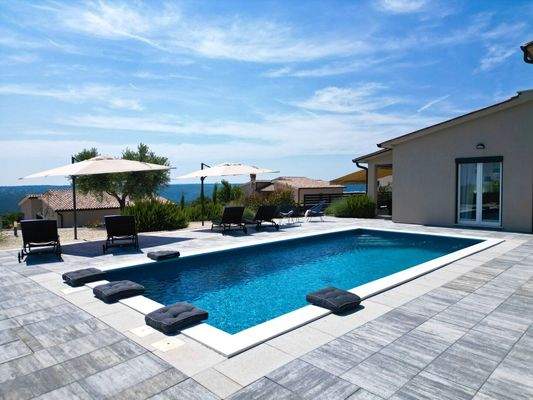 Pool/Sonnenliegen mit Meerblick - Haus unten