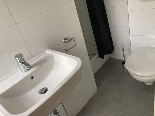 kleines Duschbad mit Fenster