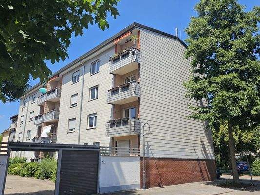 Südostseite mit Hofeinfahrt