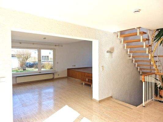 Blick ins Treppenhaus und Esszimmer