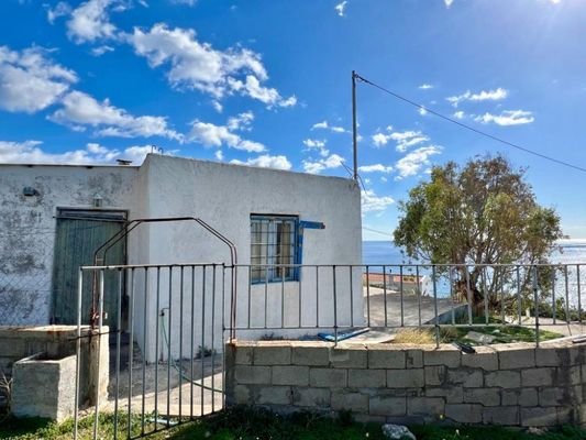 Kreta, Makry Gialos: Haus mit einem Schlafzimmer auf einem großen Baugrundstück, nur 2 Schritte vom Strand entfernt