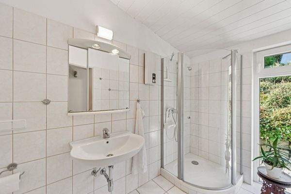 Tageslichtbad mit Dusche