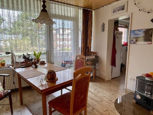 Essbereich mit Zugang zu Küche und Balkon