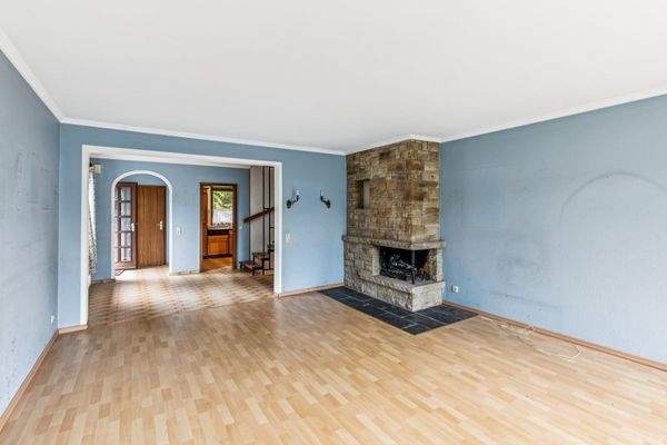 Wohnzimmer mit Kamin, Blickrichtung Küche