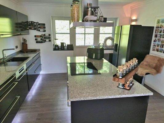 Küche mit praktischer Kochinsel...