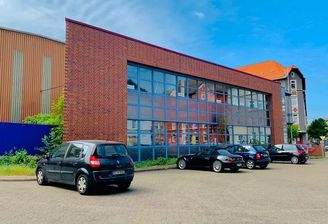 Aussenansicht mit Parkplätzen