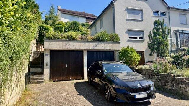 Einfahrt mit Doppelgarage