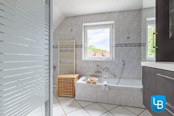 Vollbad mit viel Tageslicht