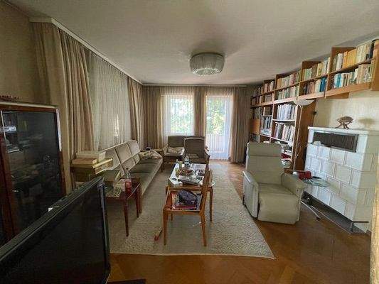 Wohnzimmer m. Balkonzugang OG