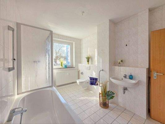 Bad mit Dusche und Wanne