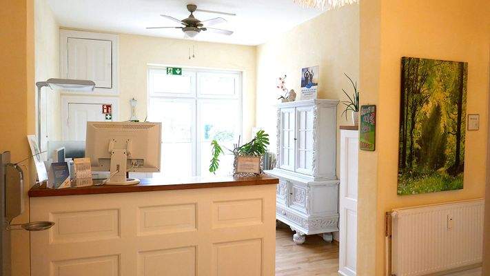 Rezeption, hinten zum 2. WC