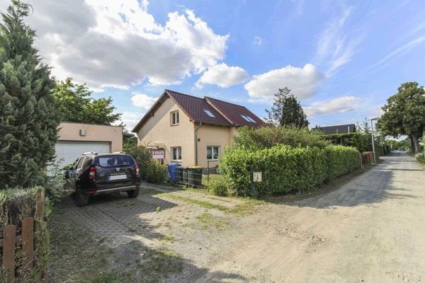 Hausansicht und Garage