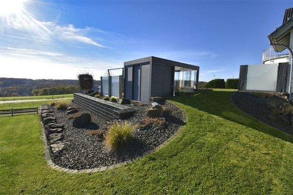 Wintergarten und Gartenansicht