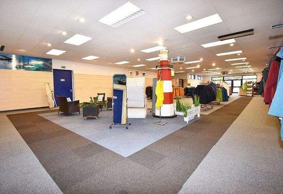 Blick vom Ende des Verkaufsraums auf den Eingang