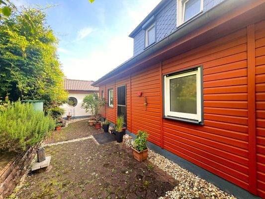 hinterm Haus mit Zugang zur Küche