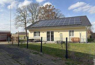 Hausansicht mit Terrasse