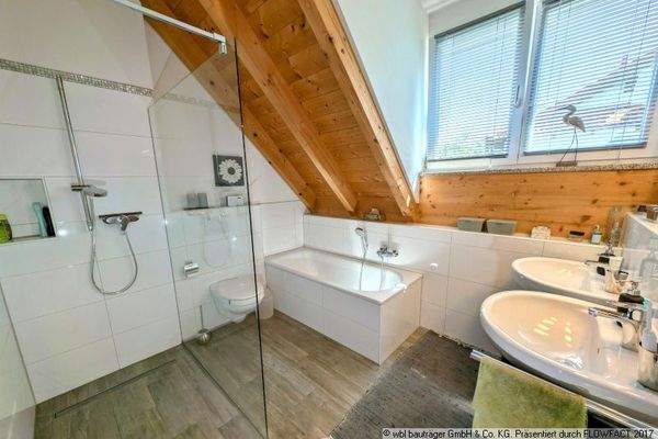 Bad mit ebenerdiger Dusche und Wanne