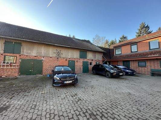 Hof mit Zugang zum Nebengebäude und Stellpätze der Mieter