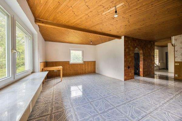 Offener Wohnbereich mit Zugangsmöglichkeit zur angrenzenden Küche