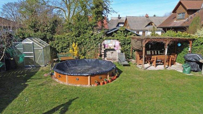 Garten mit Terrasse, Pool und Gewäschshaus