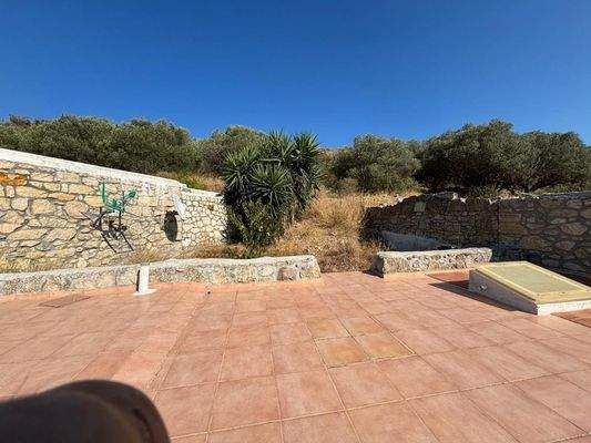 Ostkreta, Pappagiannades: Traditionelles Steinhaus mit großem Garten voller Olivenbäume zu verkaufen