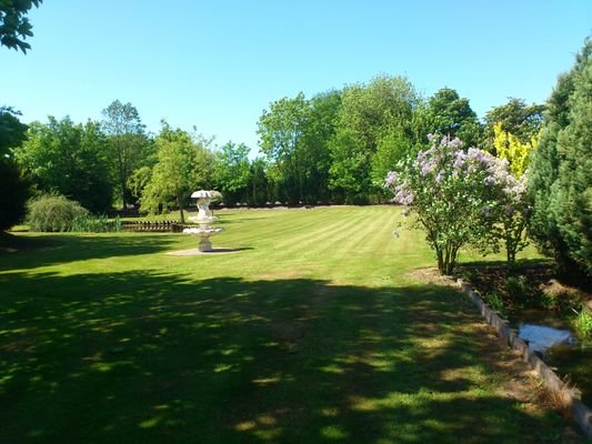 Weitläufiger gepflegter Garten