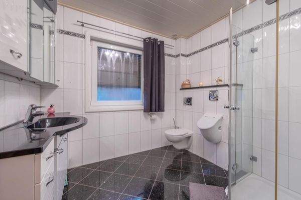 Geräumiges Duschbad