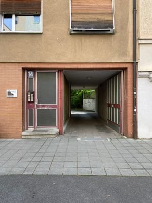 Zufahrt über Vorderhaus