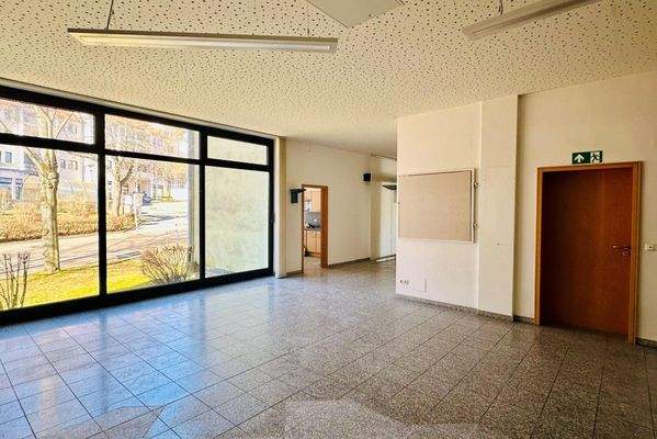 viel Tageslicht dank großer Fensterfronten