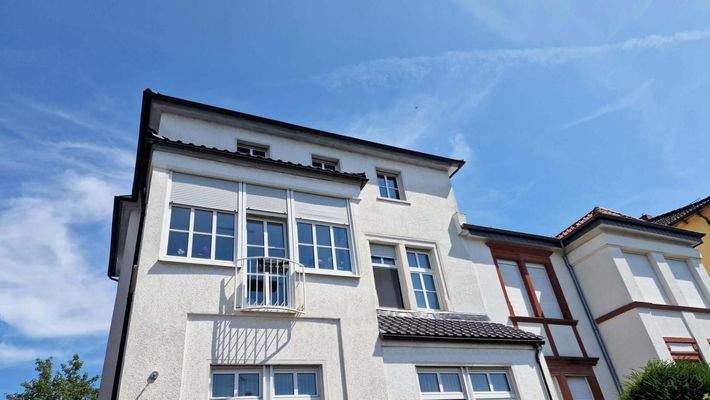 15.)  ......   klassischem Altbau - mit hohen Räum