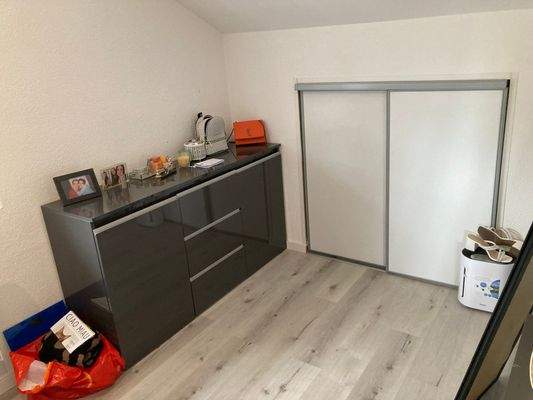 Zimmerblick im DG mit Schubtüre zum Stauraum ...