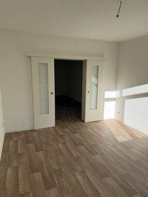 Wohnzimmer mit Zugang zur Küche