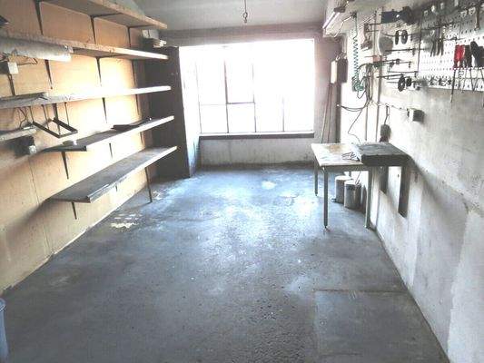 Durchgangsraum von Halle 4 ins Bürogebäude