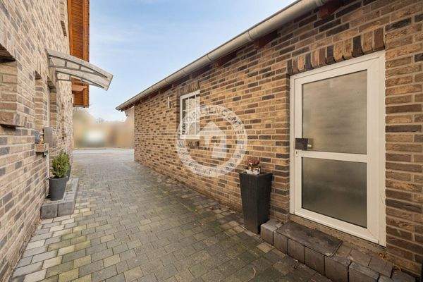 Der Blick vom Haus zur Garage