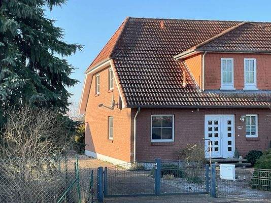 Seitlicher Blick auf das Haus