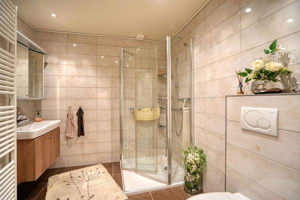 Bad im Erdgeschoss mit Dusche