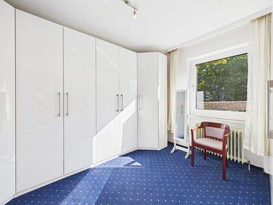 Praktisches Ankleidezimmer EG