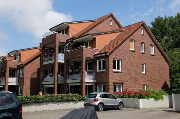 Alte Aue 26 Innenhof seitlich mit Parkpalette.JPG