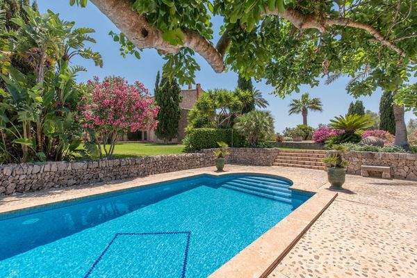 Poolbereich mit Sonnenterrasse