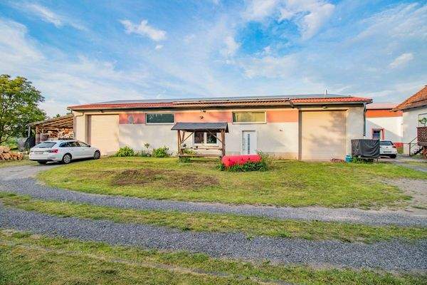 Halle mit zwei Zufahrten